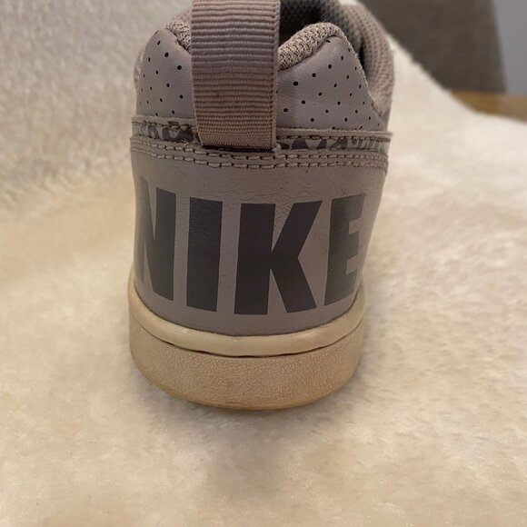 Nike Youth Size 5Y Grey with Leopard pattern swish - Picture 2 of 3